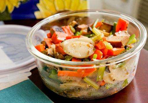 “帶飯致癌說”不可信 牛奶不能“一口悶”！