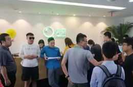 美菜網(wǎng)總部遭包圍，十余名縣域加盟商拉橫幅：還我血汗錢