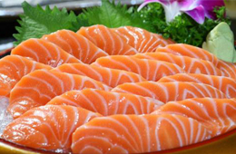 三文魚是怎么游進新發(fā)地的？一塊“染毒”案板，撬開它背后的產(chǎn)業(yè)鏈