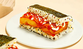 奧爾良雞肉搭配三色藜麥，這樣創(chuàng)新的大塊飯團才可以大賣