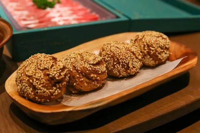 福成、思念等相繼上馬，京味兒麻醬燒餅?zāi)芊裣胥~鍋涮一樣圈粉？