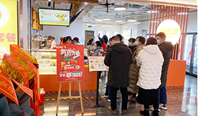 堂食餐飲全供預(yù)制菜，一年開6家店，這個(gè)品牌靠啥“嗨三餐”？