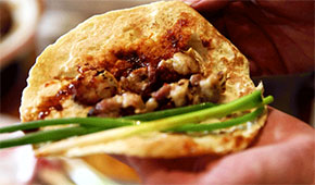 “淄式燒烤”火到全國(guó)，淄博小餅“一餅難求”