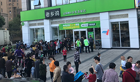 嘴上說(shuō)不吃，身體很誠(chéng)實(shí)！嫌棄預(yù)制菜的“老鄉(xiāng)”們?cè)诶相l(xiāng)雞門(mén)店大排長(zhǎng)龍
