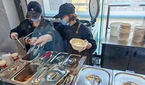 庫迪賣盒飯、檸季賣烤腸…茶飲店開辟副業(yè)，凍品小吃大有機(jī)會