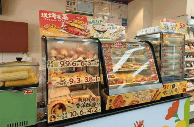  被吐槽“越來越雞肋”！商超熟食強(qiáng)勢(shì)崛起，便利店包子卻在掉隊(duì)？